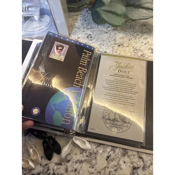 Franklin Mint Jackie Kennedy Doll with Wardrobe Trunk Outfits Accessories Book - Picture 11 of 16